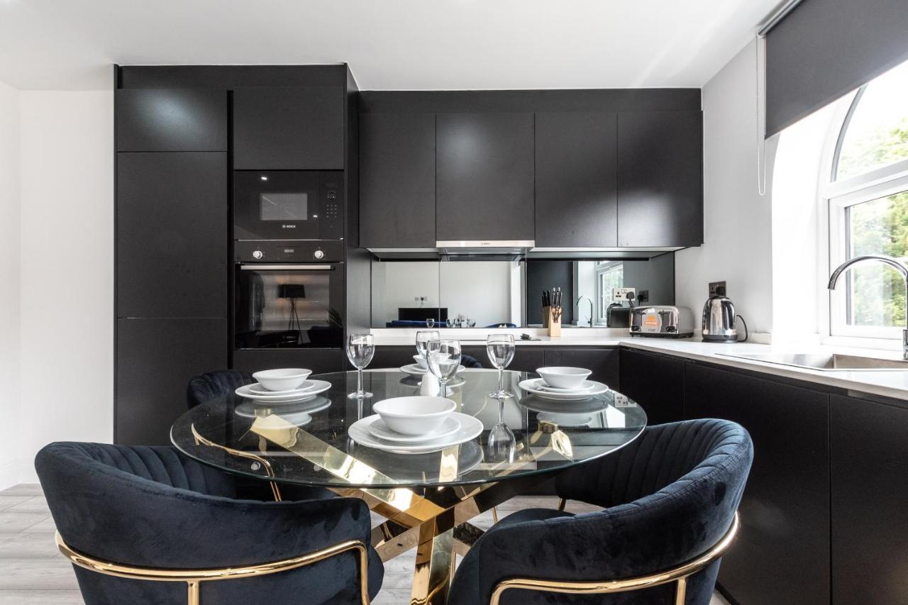Elegant Apartments In Staines L Free Onsite Parking Exterior photo