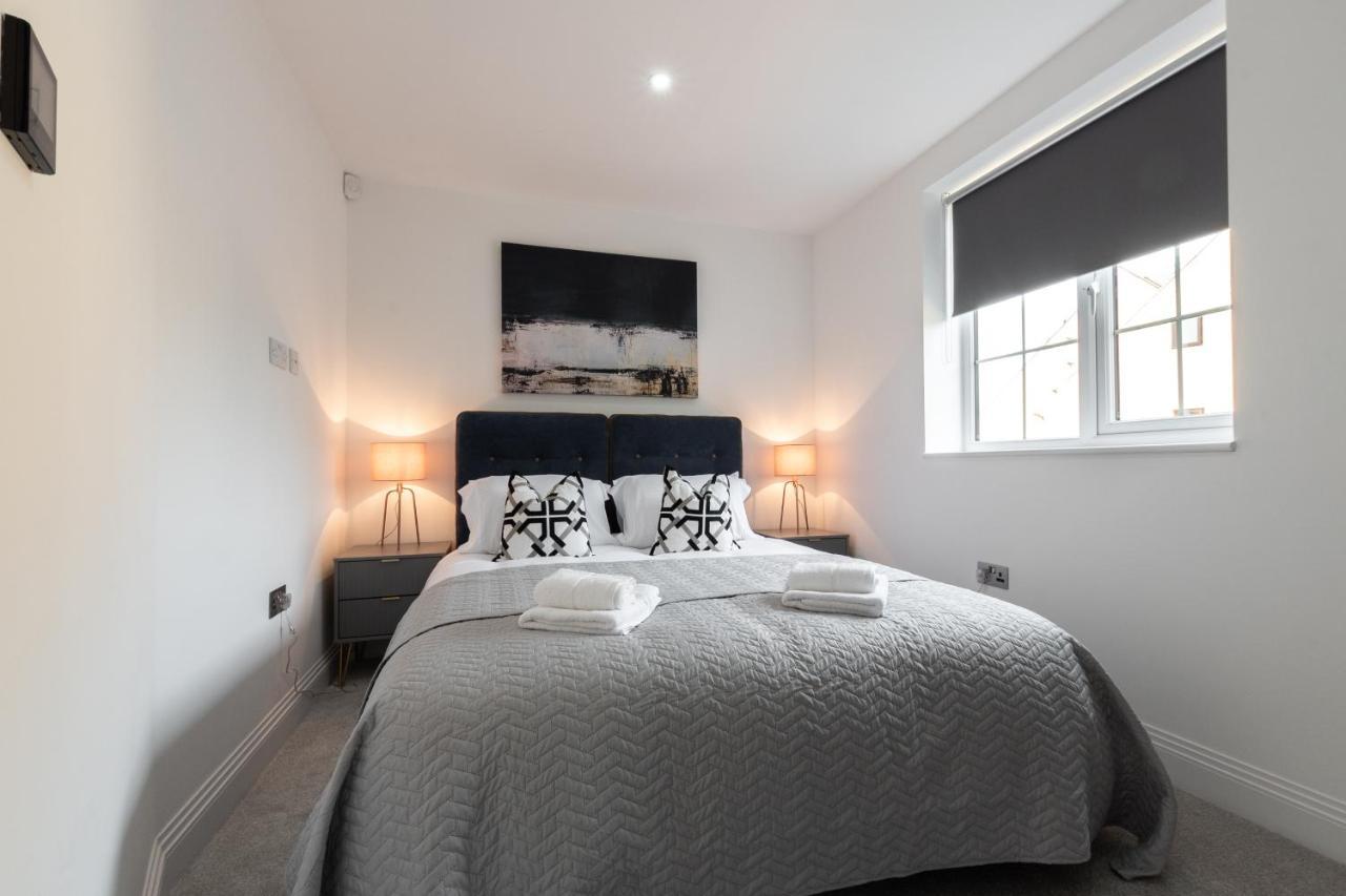 Elegant Apartments In Staines L Free Onsite Parking Exterior photo