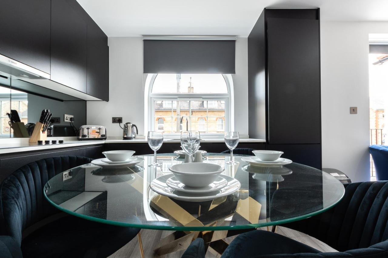 Elegant Apartments In Staines L Free Onsite Parking Exterior photo