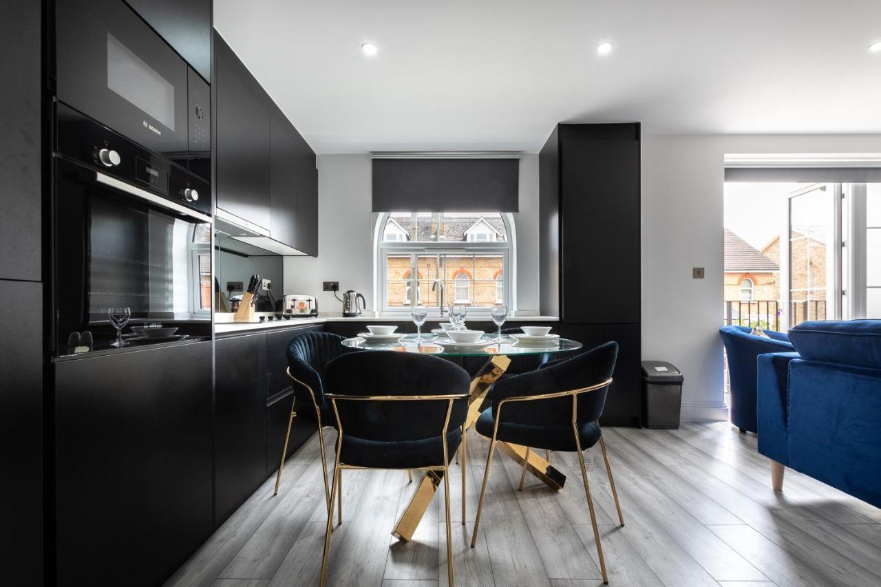 Elegant Apartments In Staines L Free Onsite Parking Exterior photo
