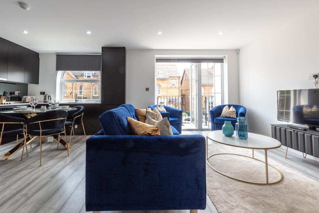 Elegant Apartments In Staines L Free Onsite Parking Exterior photo