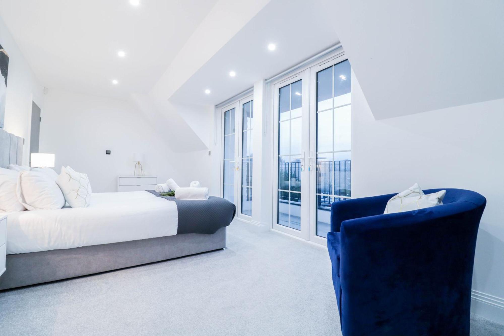Elegant Apartments In Staines L Free Onsite Parking Exterior photo