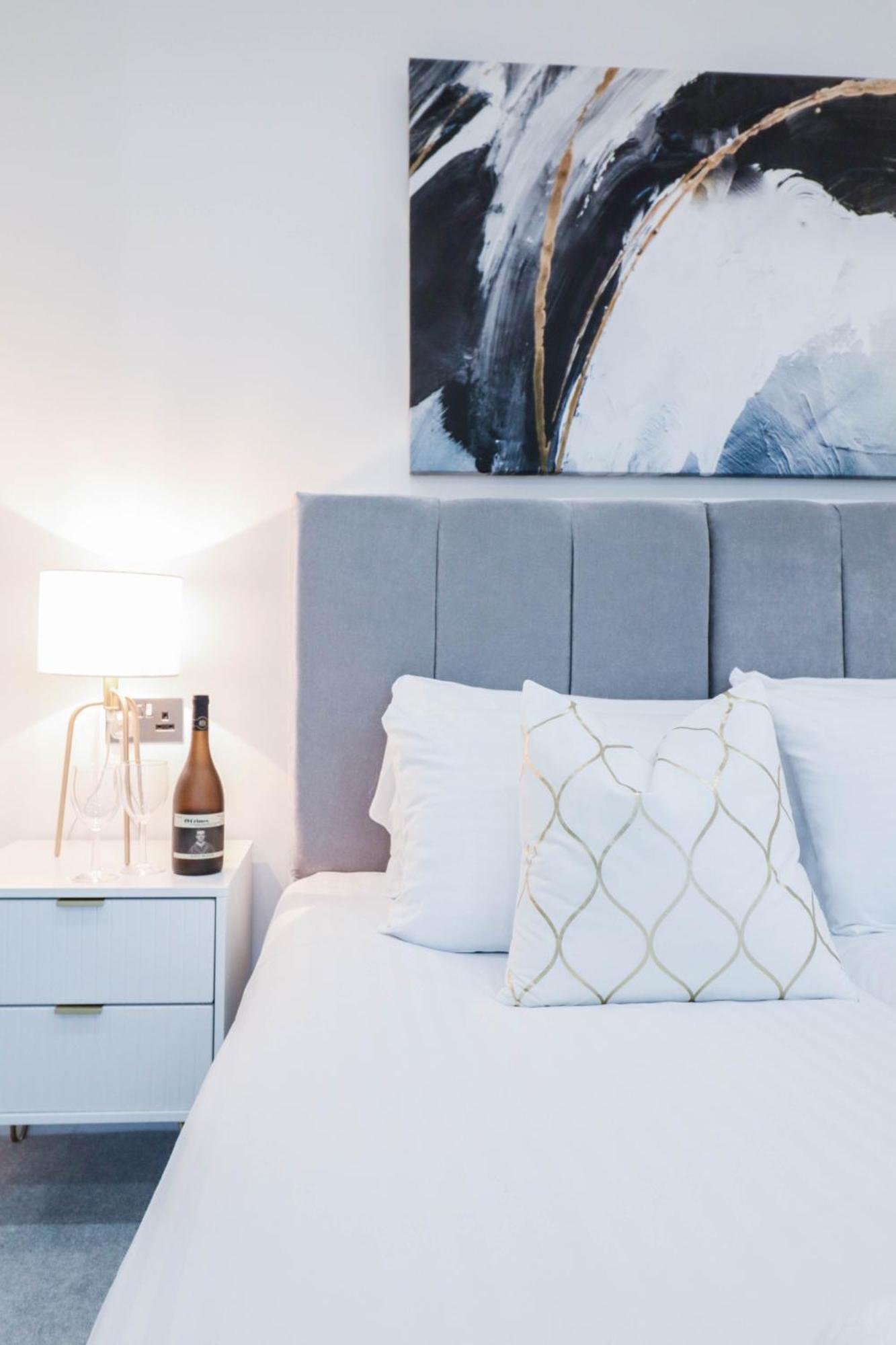 Elegant Apartments In Staines L Free Onsite Parking Exterior photo