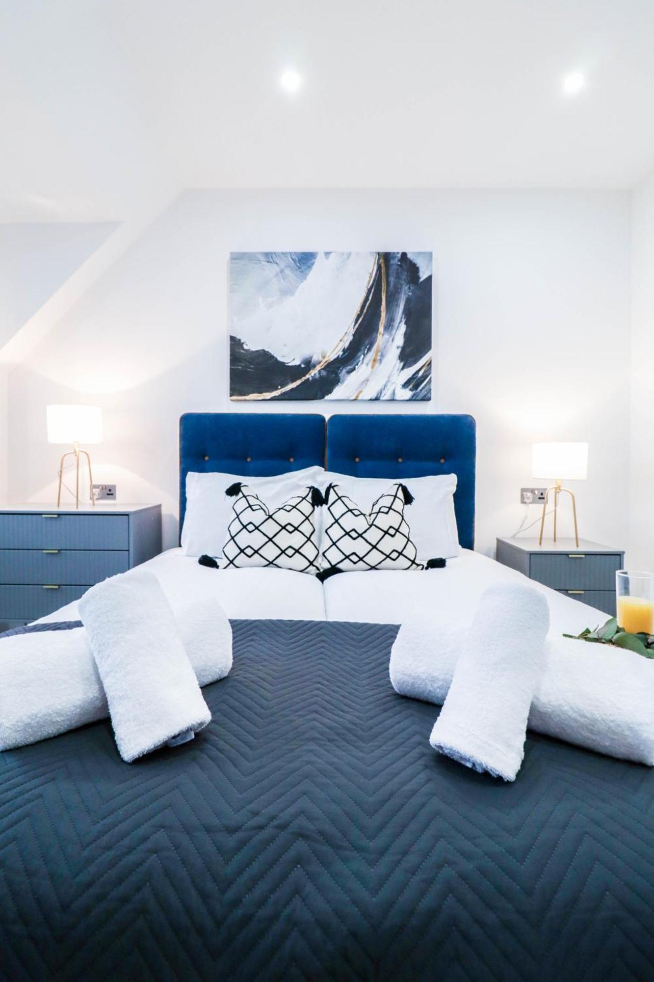 Elegant Apartments In Staines L Free Onsite Parking Exterior photo