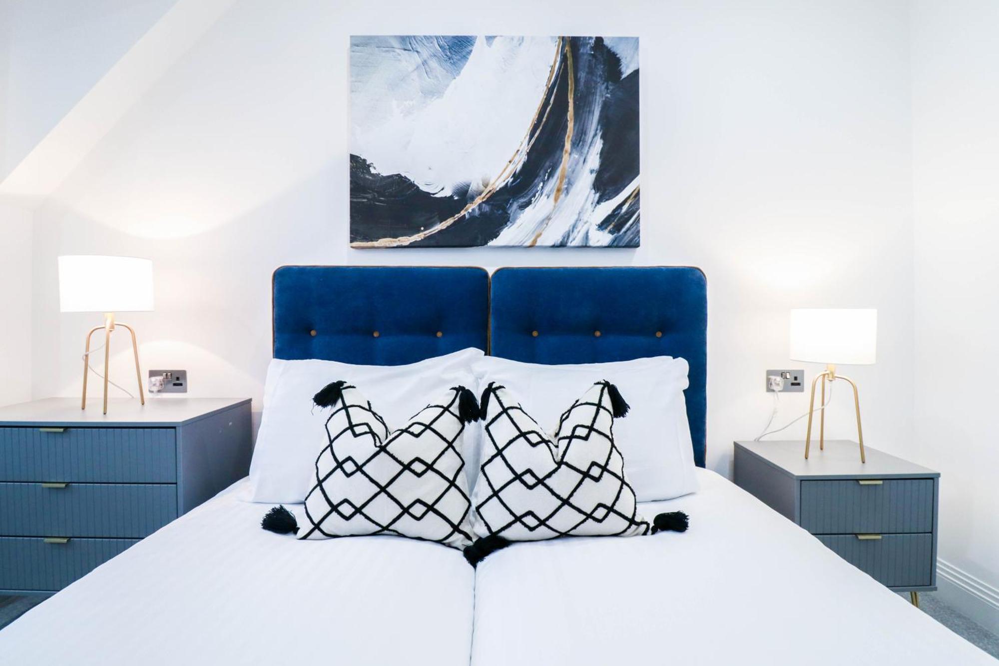 Elegant Apartments In Staines L Free Onsite Parking Exterior photo