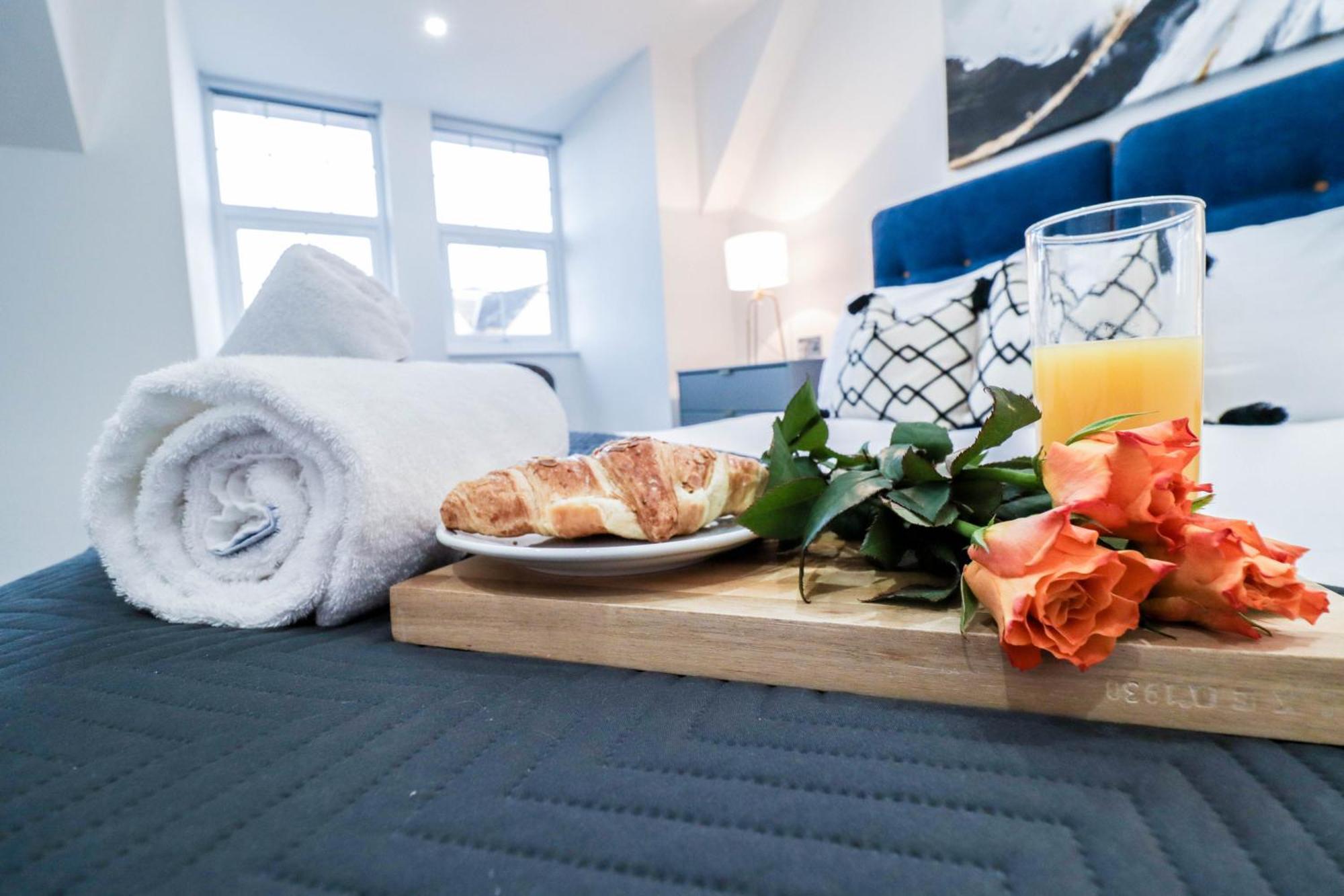 Elegant Apartments In Staines L Free Onsite Parking Exterior photo