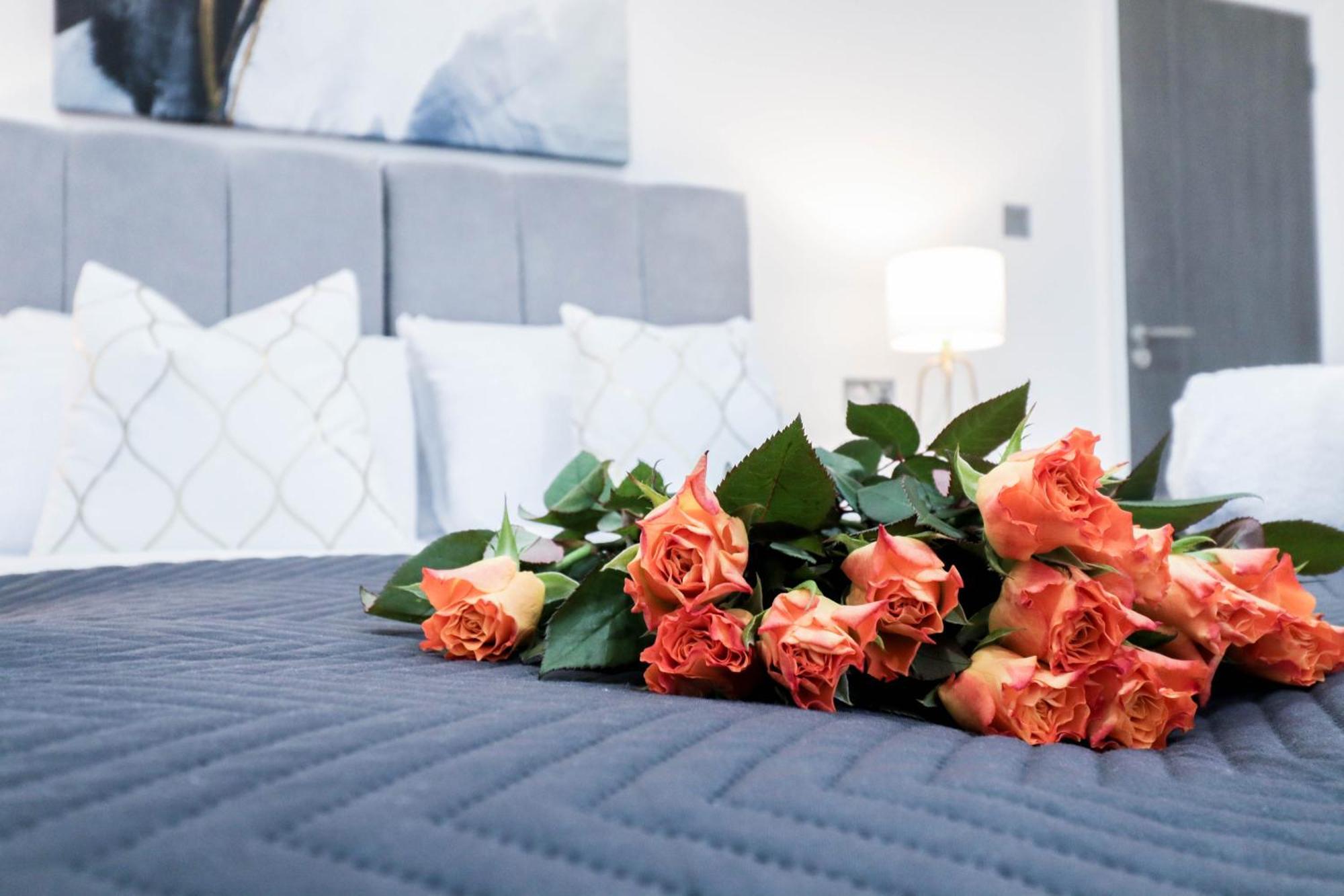 Elegant Apartments In Staines L Free Onsite Parking Exterior photo