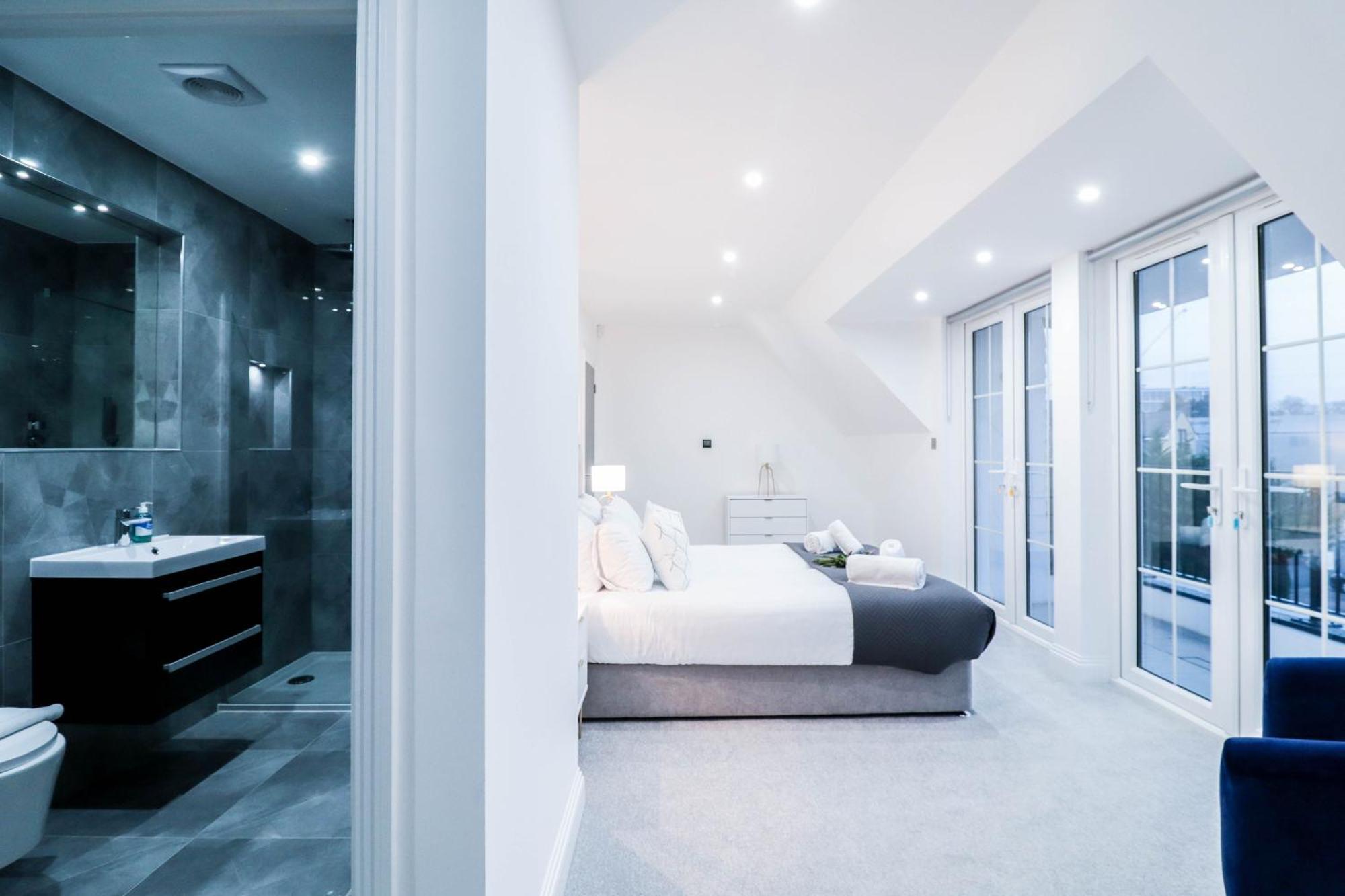 Elegant Apartments In Staines L Free Onsite Parking Exterior photo