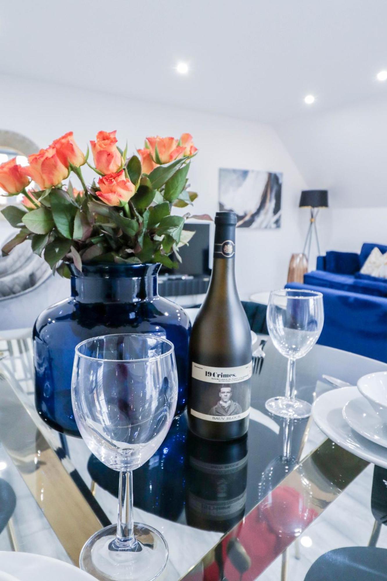 Elegant Apartments In Staines L Free Onsite Parking Exterior photo