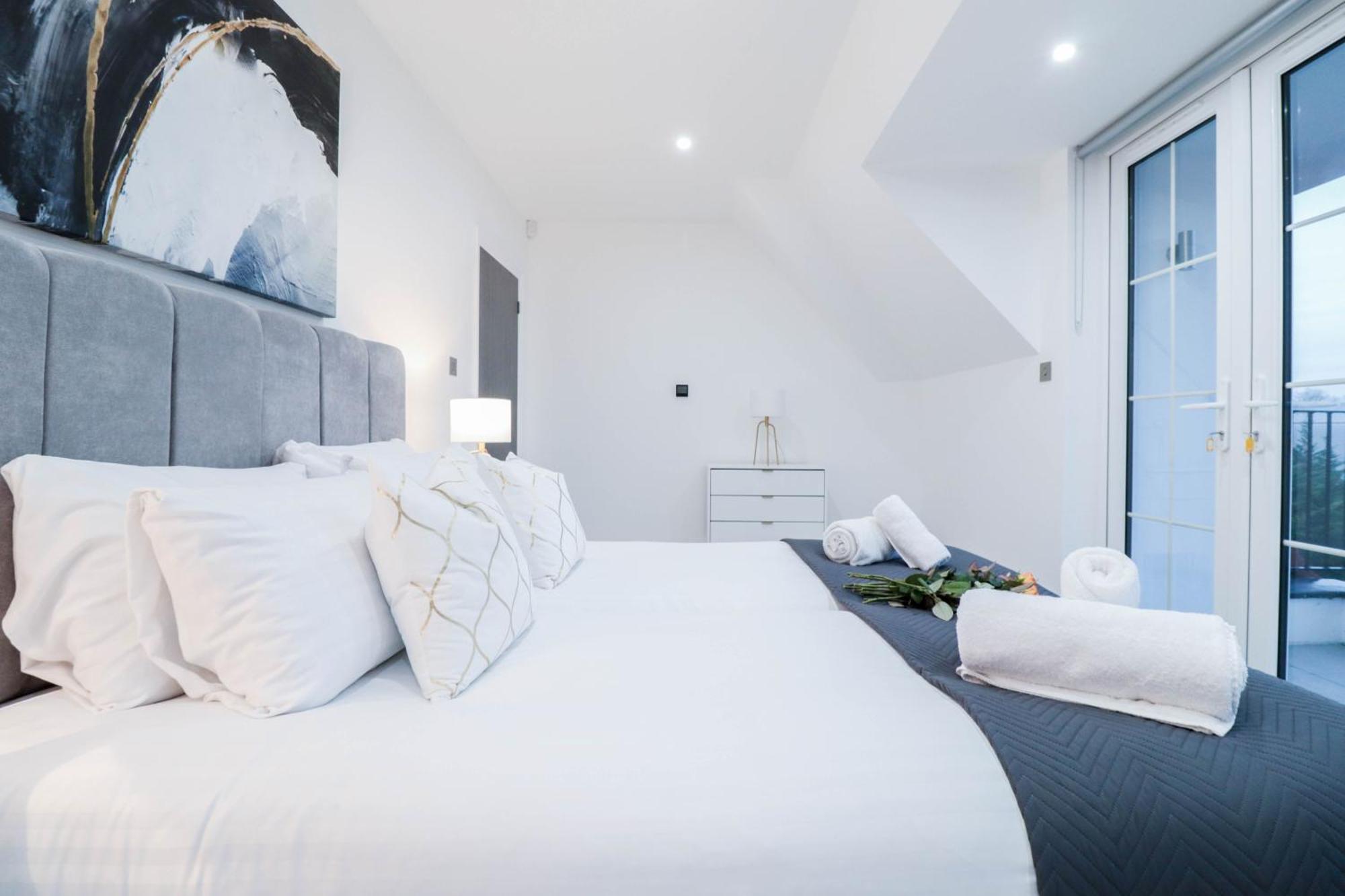 Elegant Apartments In Staines L Free Onsite Parking Exterior photo