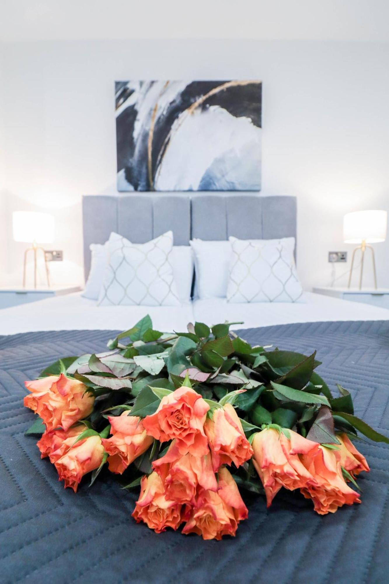 Elegant Apartments In Staines L Free Onsite Parking Exterior photo