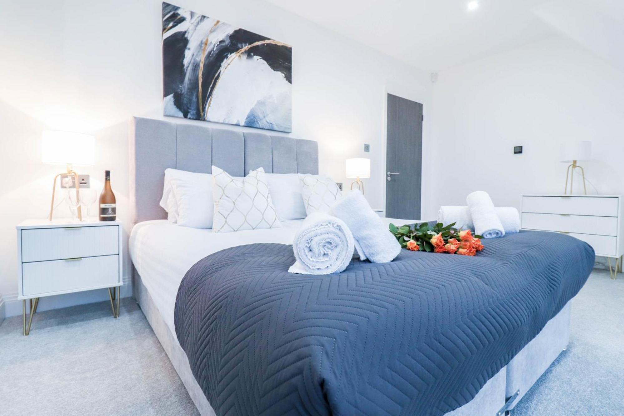 Elegant Apartments In Staines L Free Onsite Parking Exterior photo