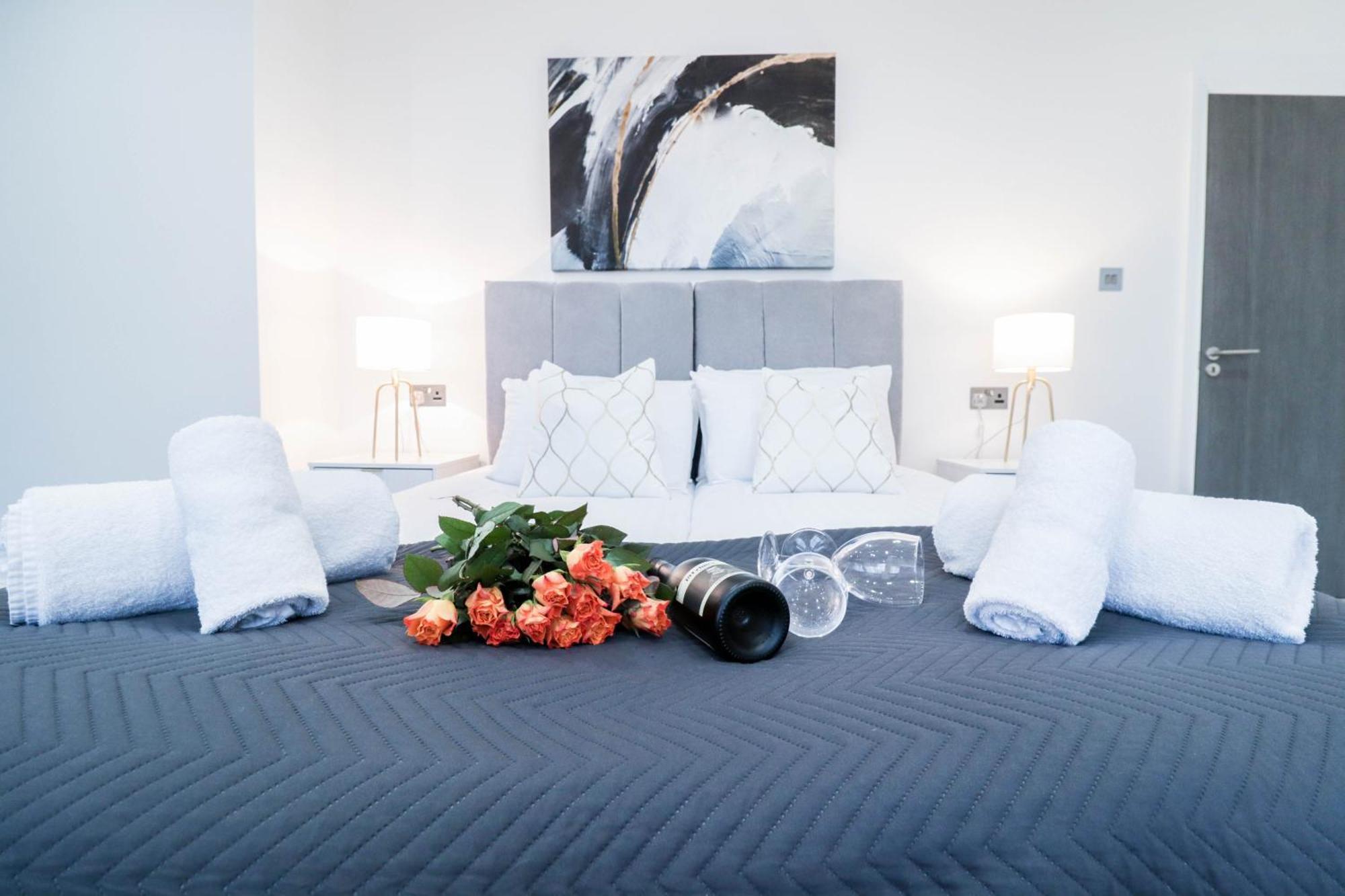 Elegant Apartments In Staines L Free Onsite Parking Exterior photo