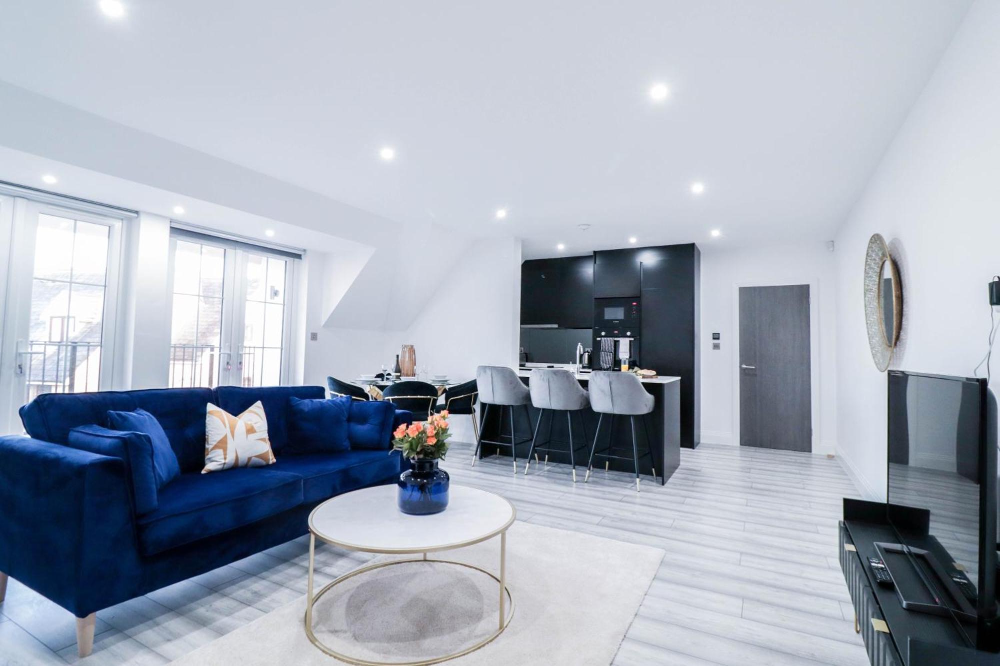 Elegant Apartments In Staines L Free Onsite Parking Exterior photo