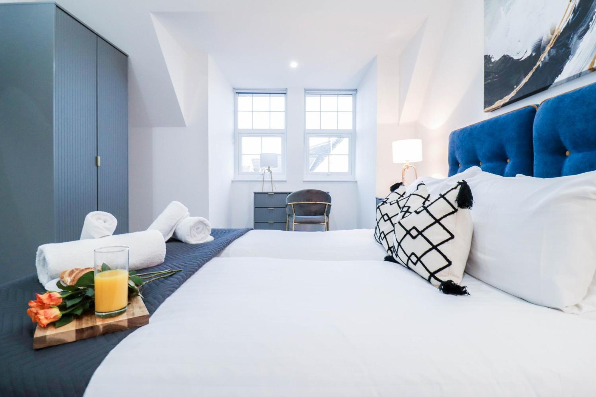 Elegant Apartments In Staines L Free Onsite Parking Exterior photo