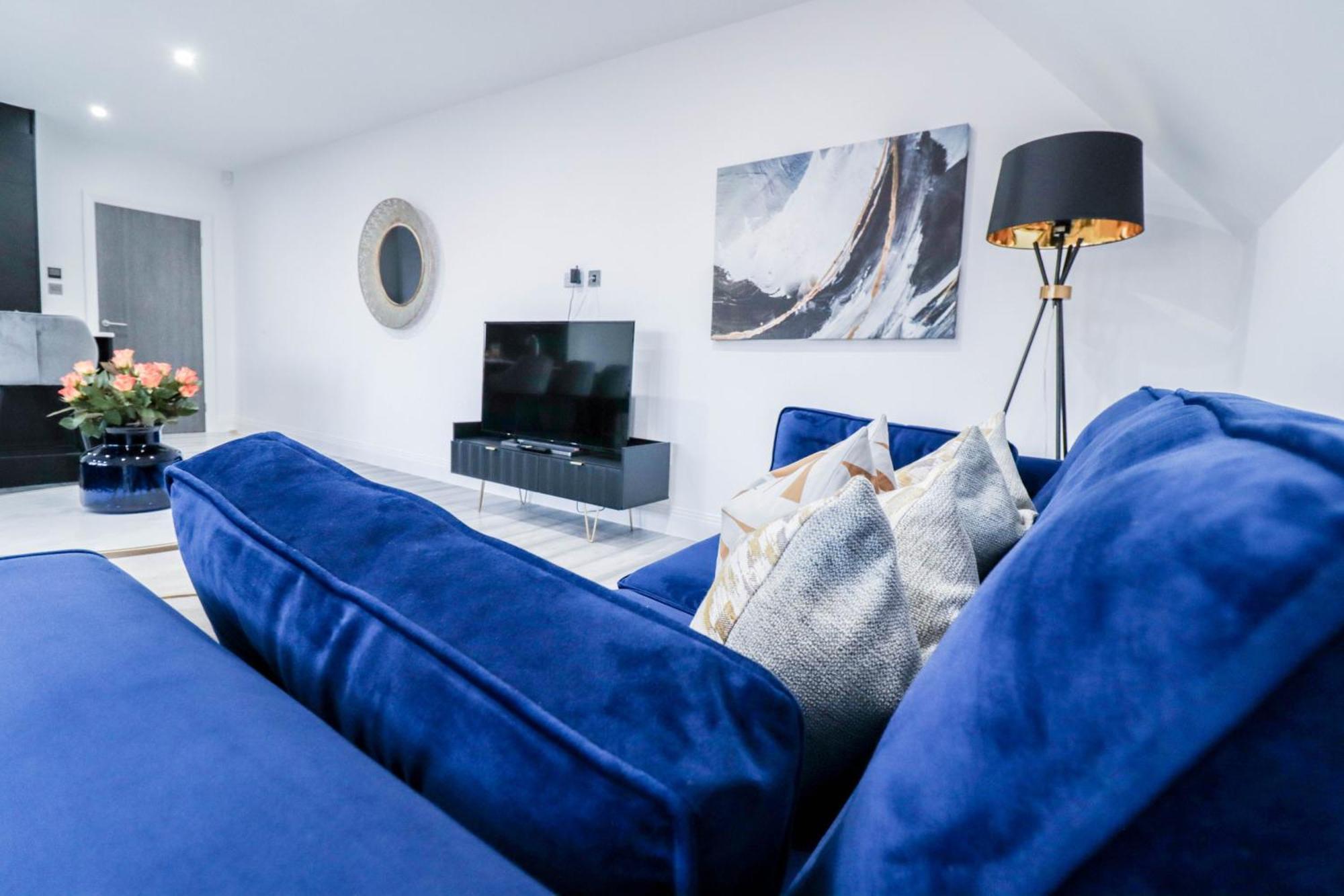 Elegant Apartments In Staines L Free Onsite Parking Exterior photo