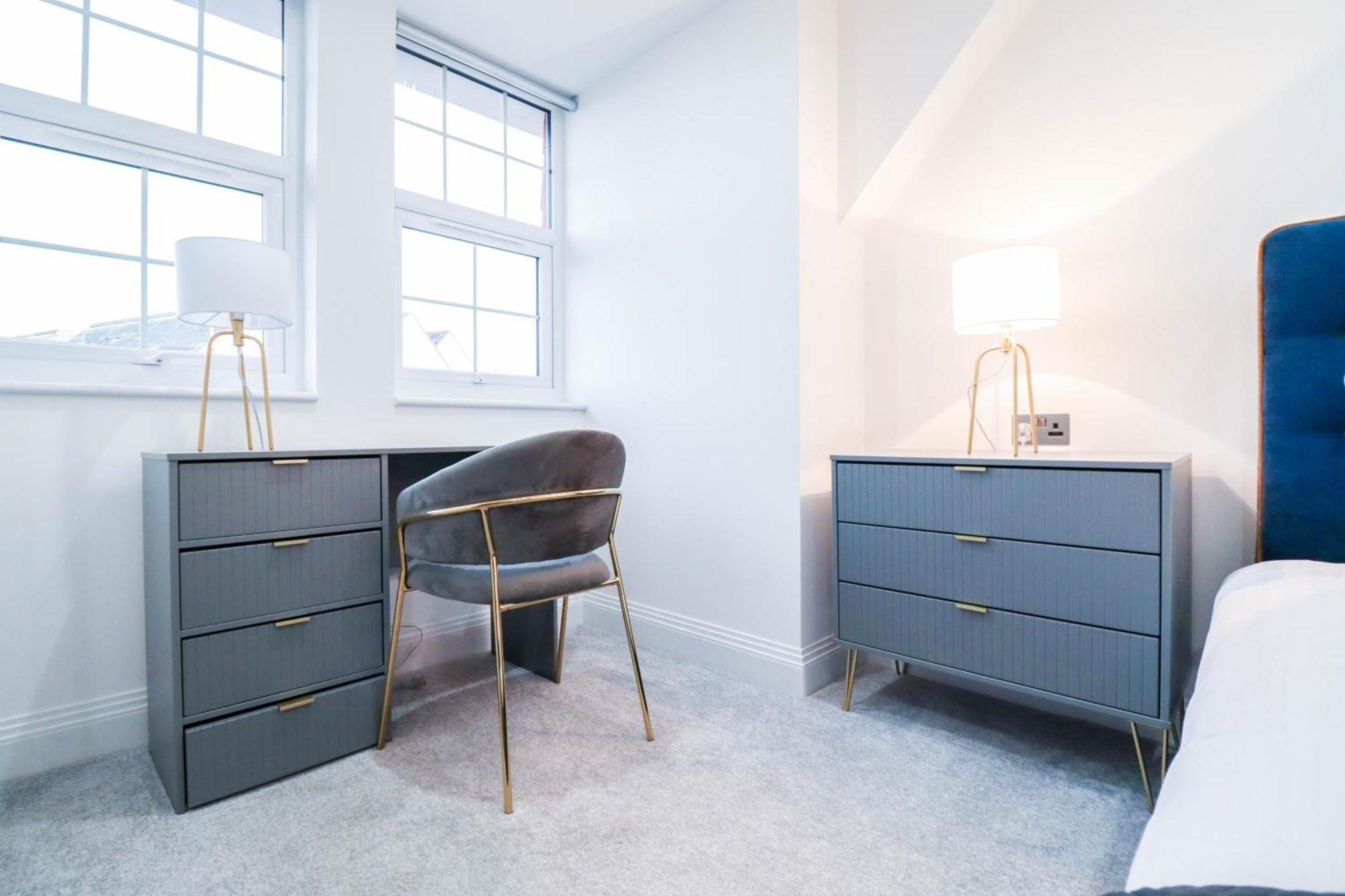 Elegant Apartments In Staines L Free Onsite Parking Exterior photo