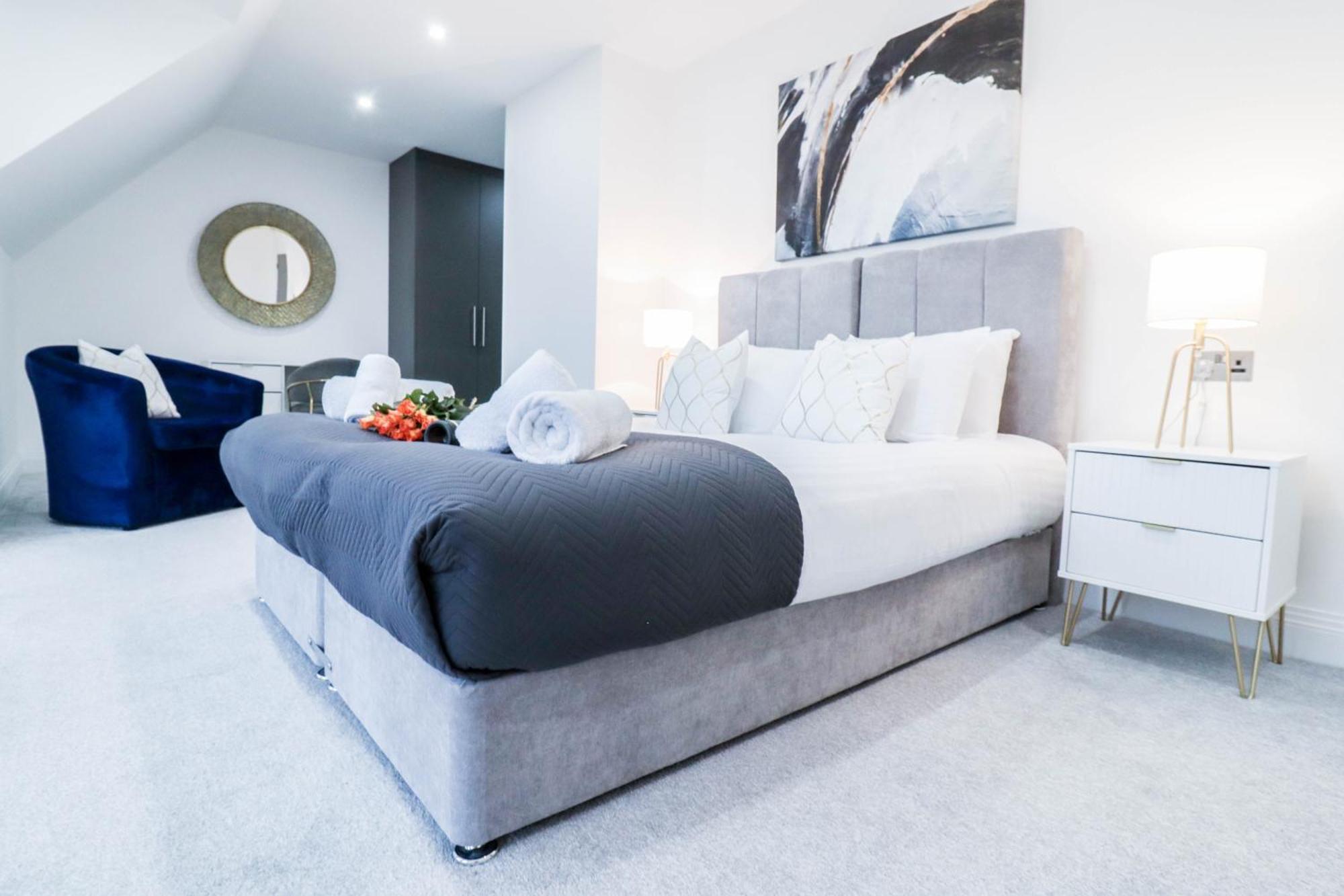 Elegant Apartments In Staines L Free Onsite Parking Exterior photo