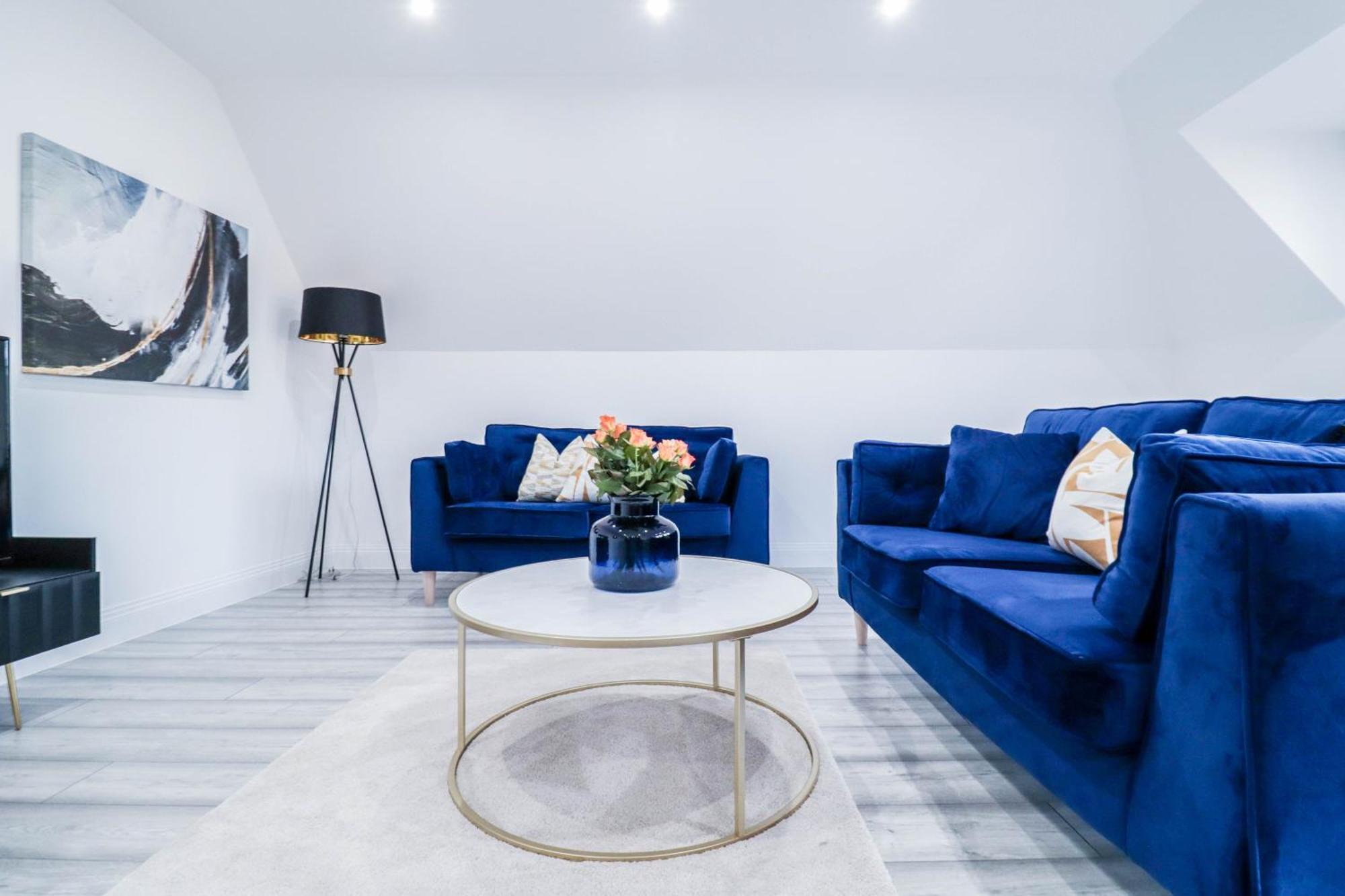 Elegant Apartments In Staines L Free Onsite Parking Exterior photo