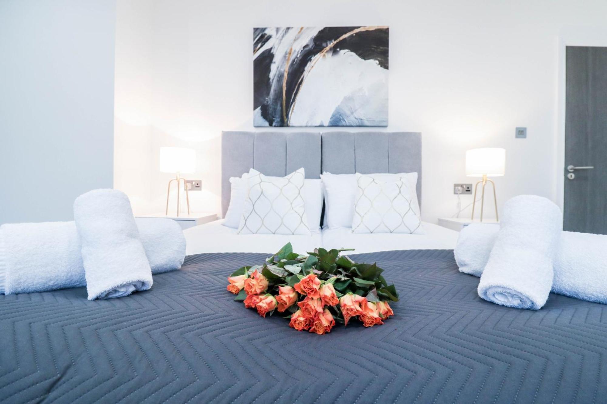 Elegant Apartments In Staines L Free Onsite Parking Exterior photo