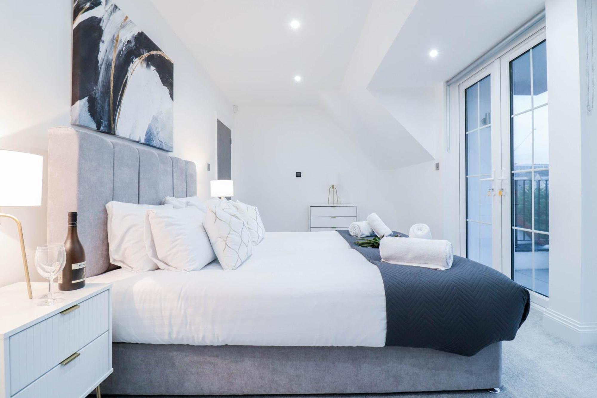 Elegant Apartments In Staines L Free Onsite Parking Exterior photo