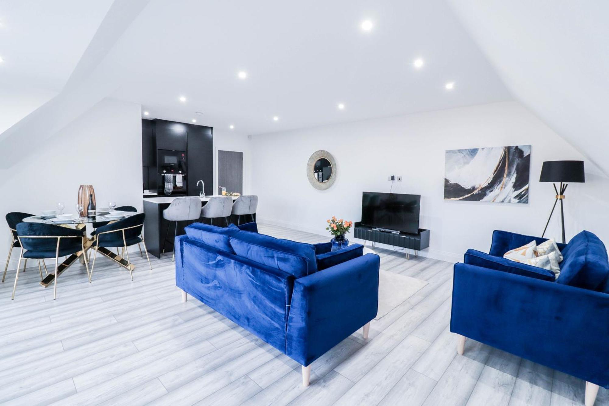 Elegant Apartments In Staines L Free Onsite Parking Exterior photo