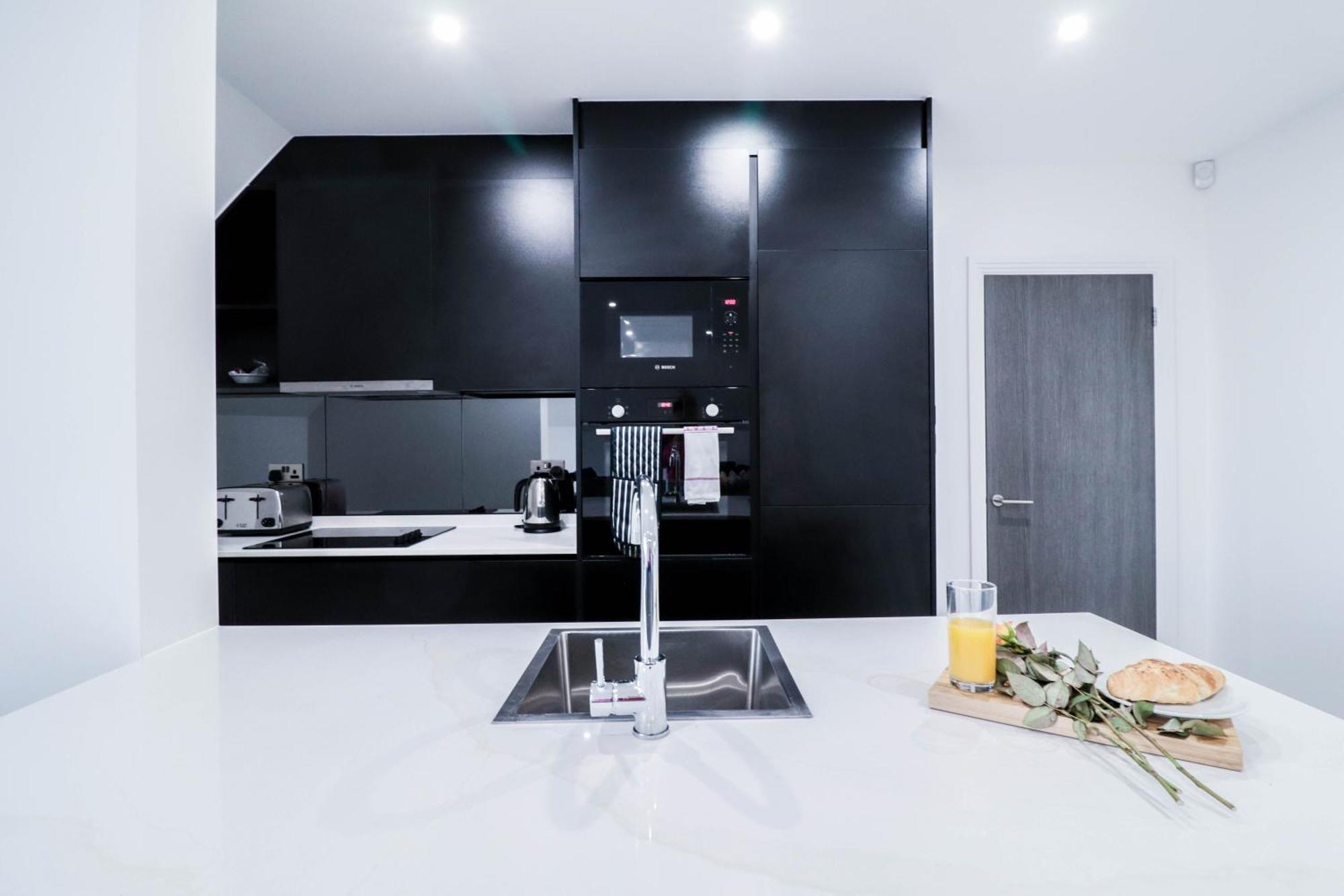 Elegant Apartments In Staines L Free Onsite Parking Exterior photo