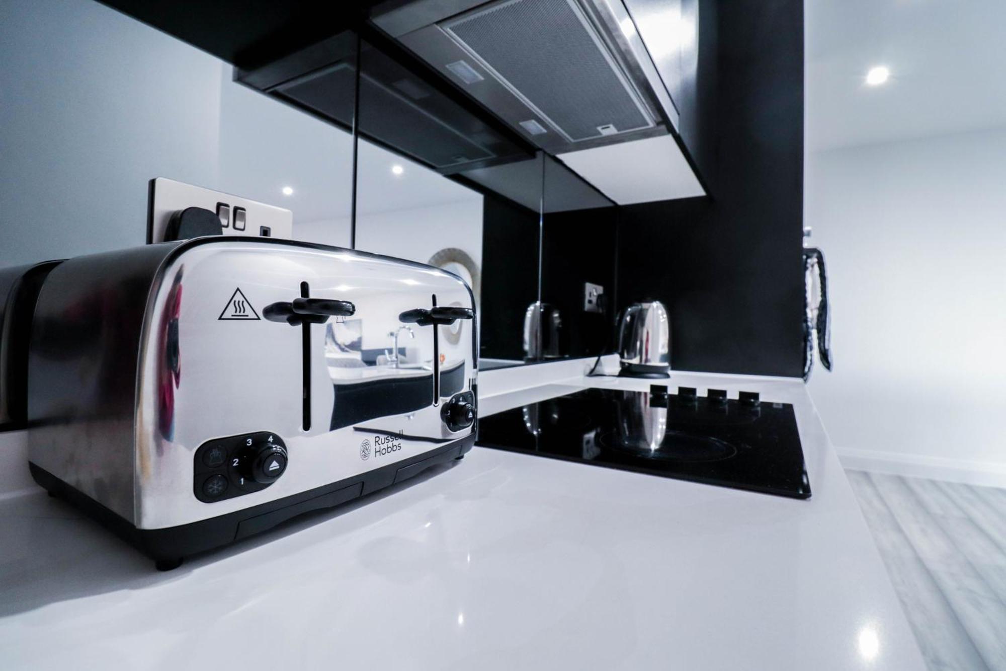 Elegant Apartments In Staines L Free Onsite Parking Exterior photo