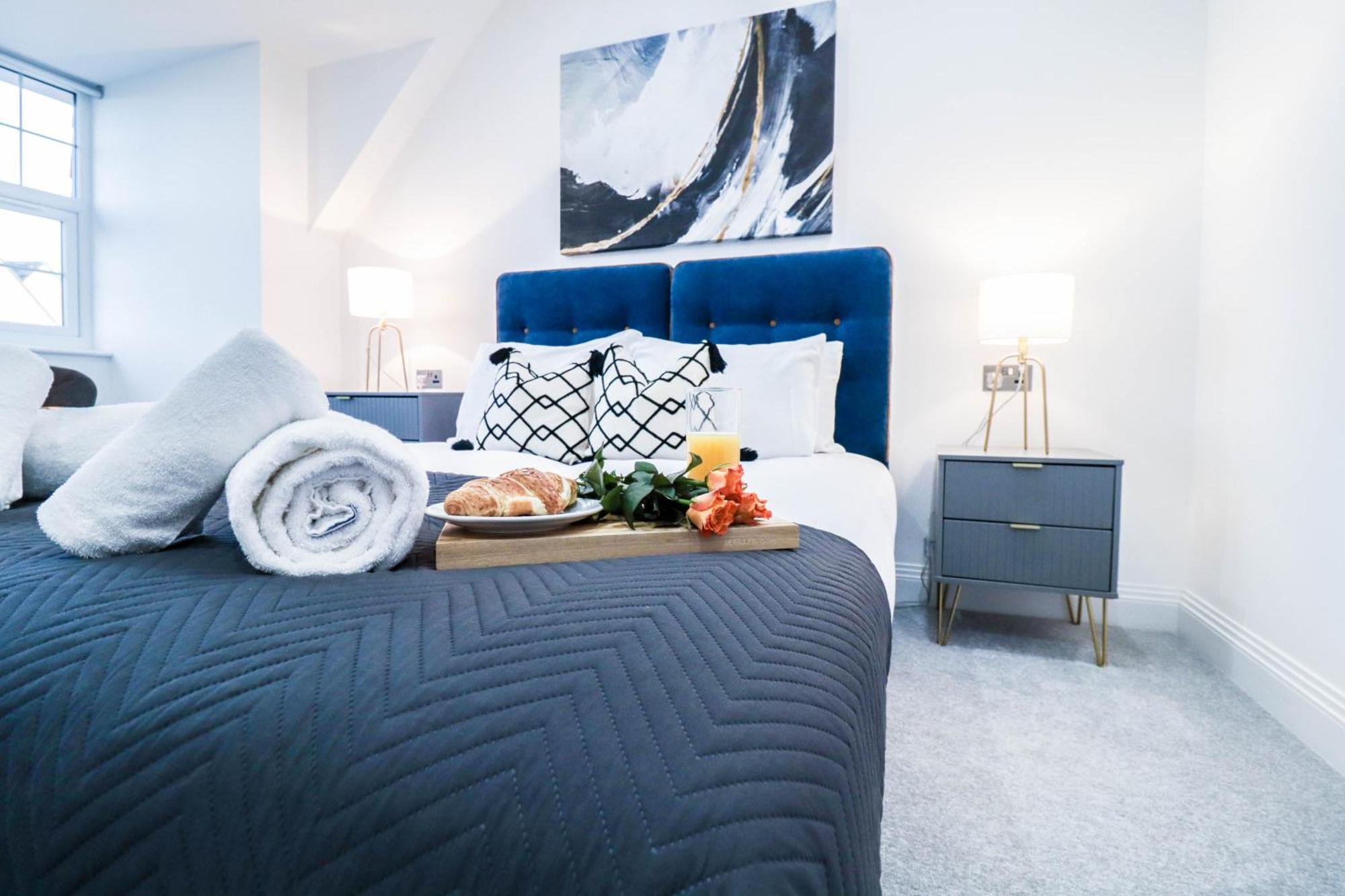 Elegant Apartments In Staines L Free Onsite Parking Exterior photo