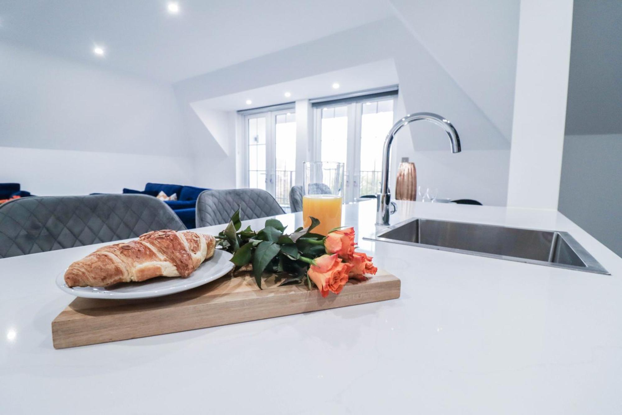 Elegant Apartments In Staines L Free Onsite Parking Exterior photo