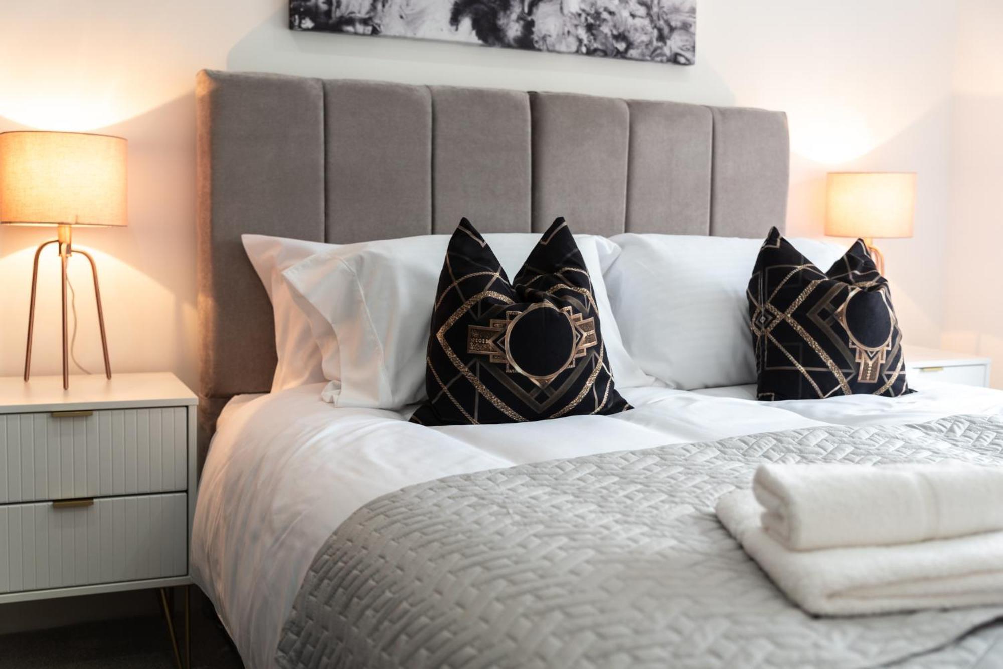 Elegant Apartments In Staines L Free Onsite Parking Exterior photo