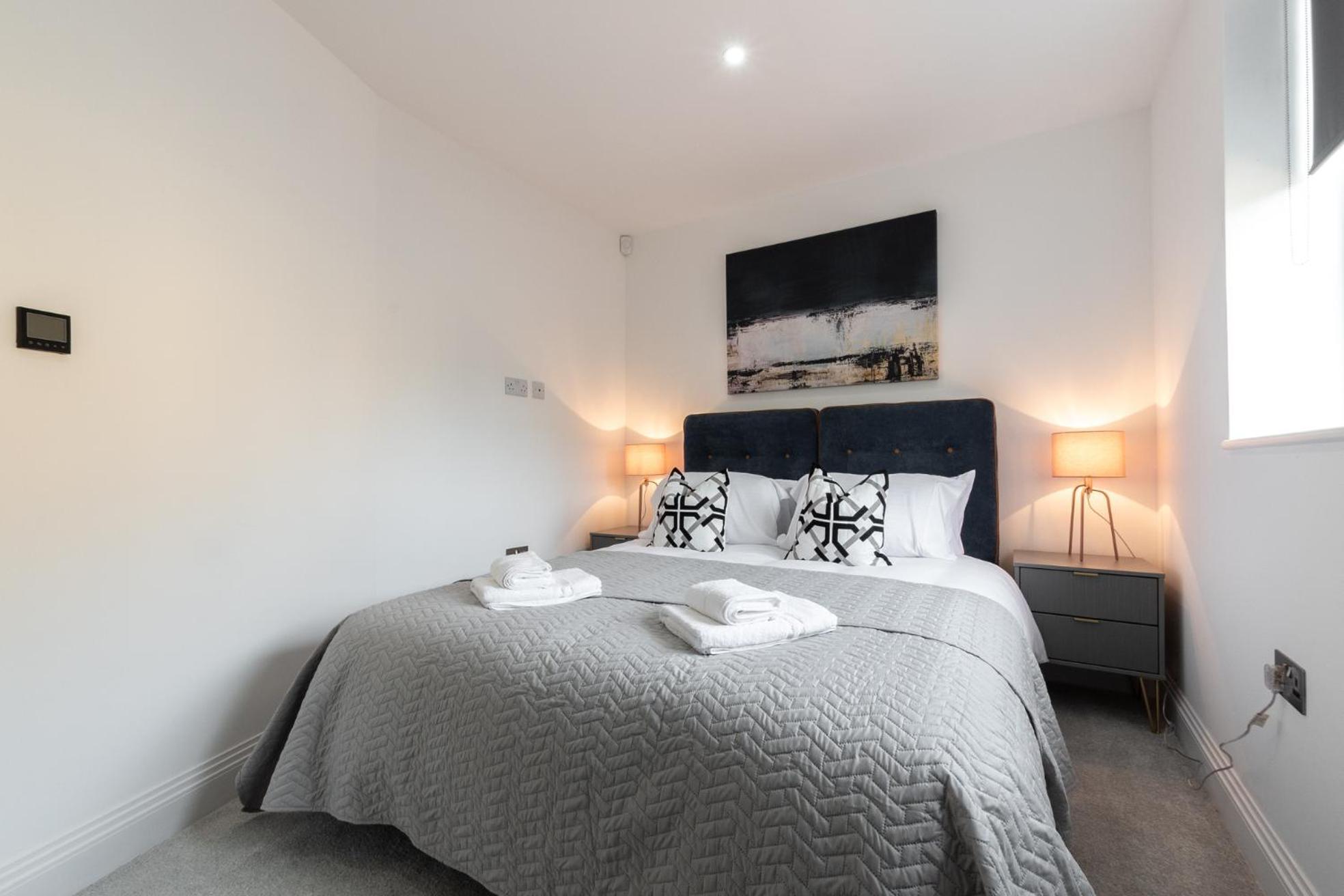 Elegant Apartments In Staines L Free Onsite Parking Exterior photo