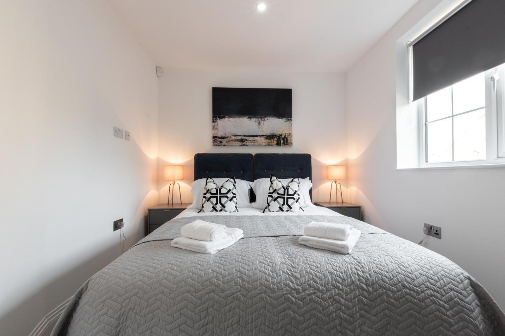 Elegant Apartments In Staines L Free Onsite Parking Exterior photo