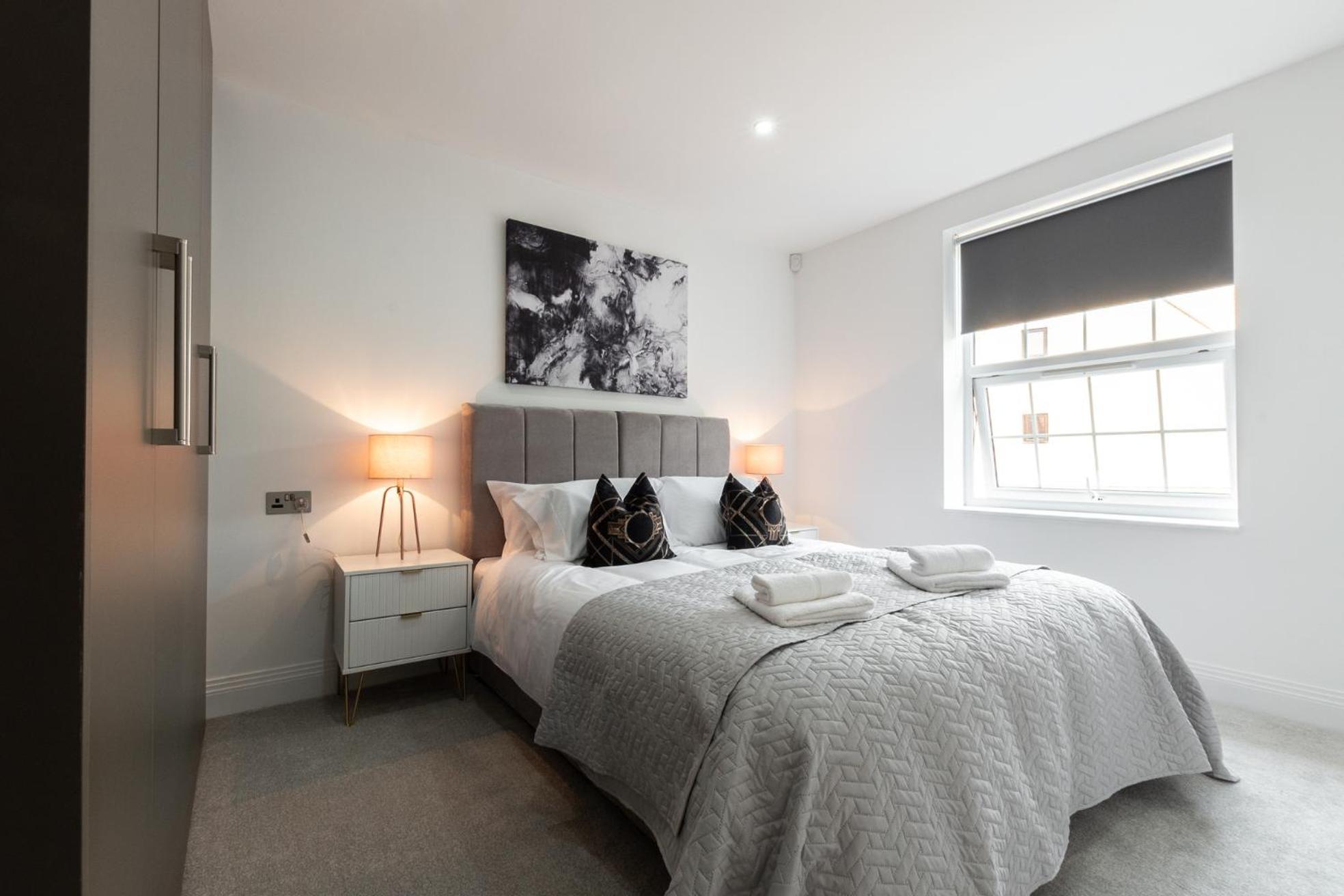 Elegant Apartments In Staines L Free Onsite Parking Exterior photo