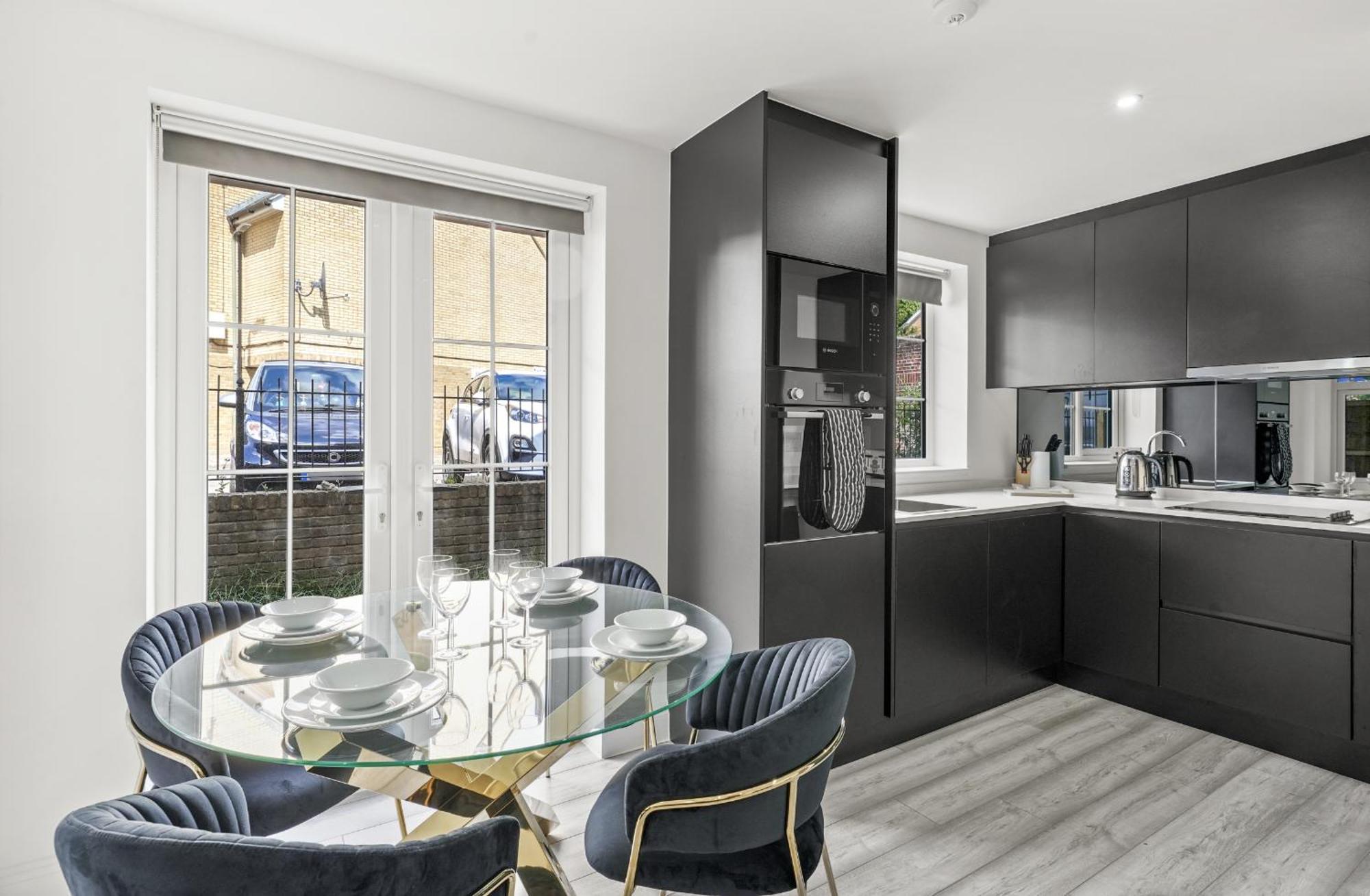 Elegant Apartments In Staines L Free Onsite Parking Exterior photo
